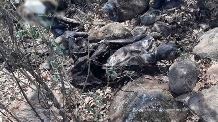 Hallan dos cuerpos baleados, maniatados y cubiertos con rocas