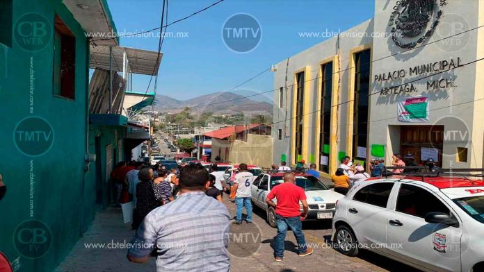 Taxistas y comerciantes se manifiestan en la alcaldía de Arteaga