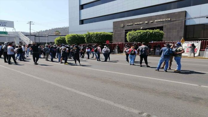 Normalistas se manifiestan sobre la avenida Camelinas, exigen justicia