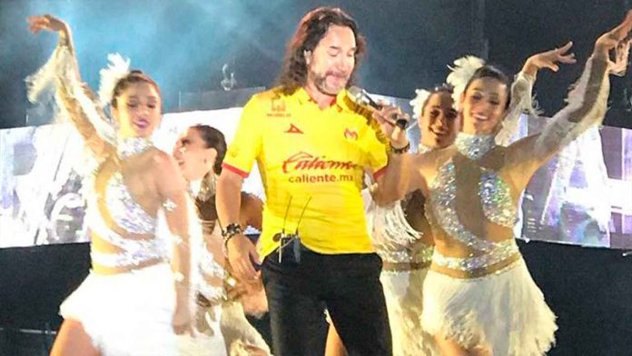 Fans le piden a ‘El Buki’ que compre al Monarcas