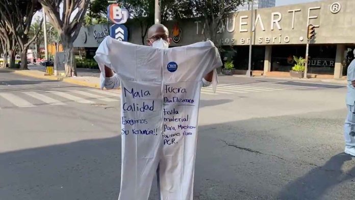 CDMX: Personal médico bloquea Av. Universidad para exigir insumos