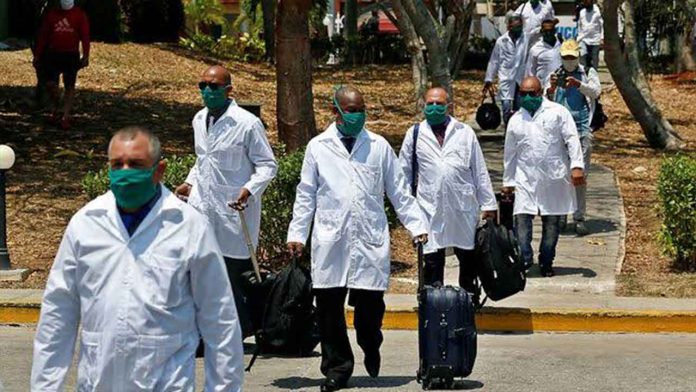 Llegan 108 médicos cubanos a Veracruz para atender coronavirus