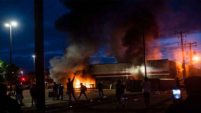 Fuertes disturbios tras la muerte de un afroamericano a manos de policías en Minneapolis