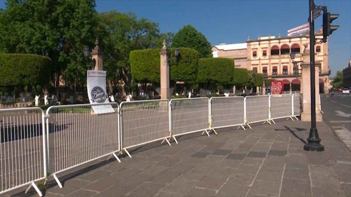 Por no acatar las indicaciones, clausuran plazas públicas