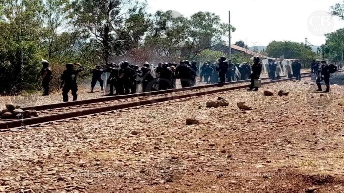 Normalistas y policías se enfrentan a pedradas; hay siete jóvenes detenidos