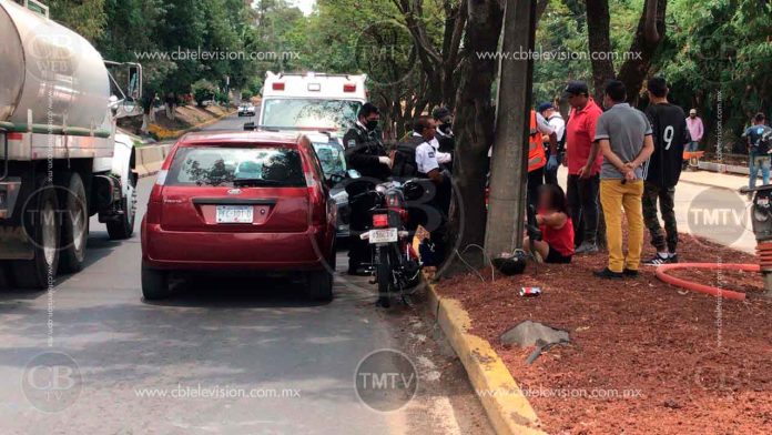Morelia: Dos lesionados deja choque de un automóvil y una motocicleta