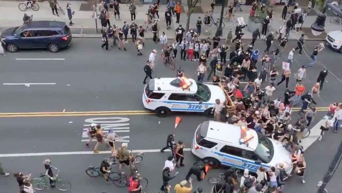 Video: Patrulla atropella a manifestantes en Nueva York