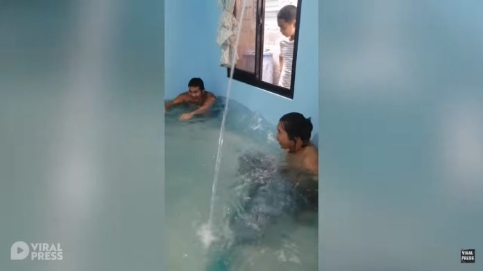 Video: Familia convierte su casa en alberca