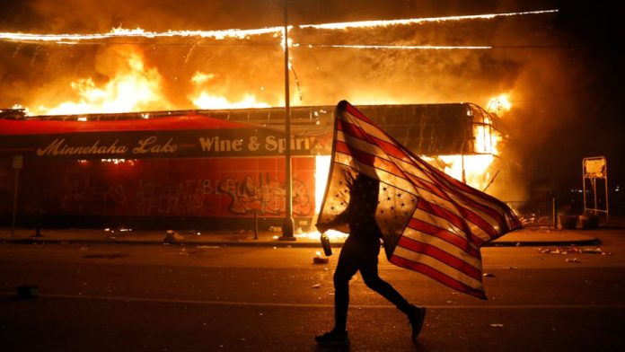 Gobernador afirma que protestas en Minneapolis ya no son por asesinato de George Floyd