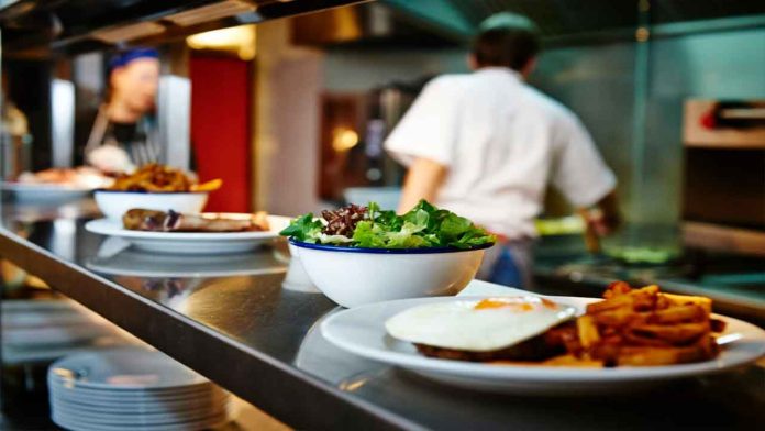 Restaurante en Estados Unidos cobra impuesto por Covid-19
