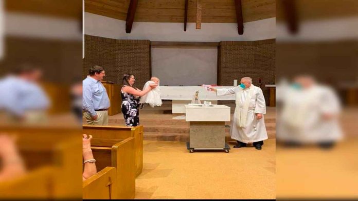 Sacerdote dispara pistola de agua para bautizar a bebé; memes se desatan
