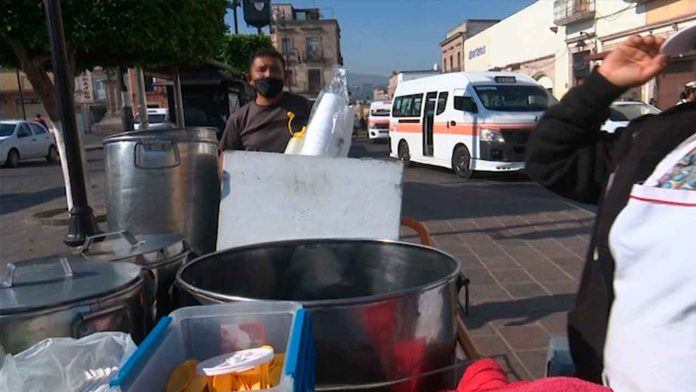 El calor y el Covid-19 bajo la venta de tamaleros