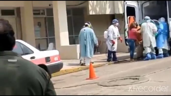 “No se la lleven”, grita padre de mujer embarazada sospechosa de Covid-19