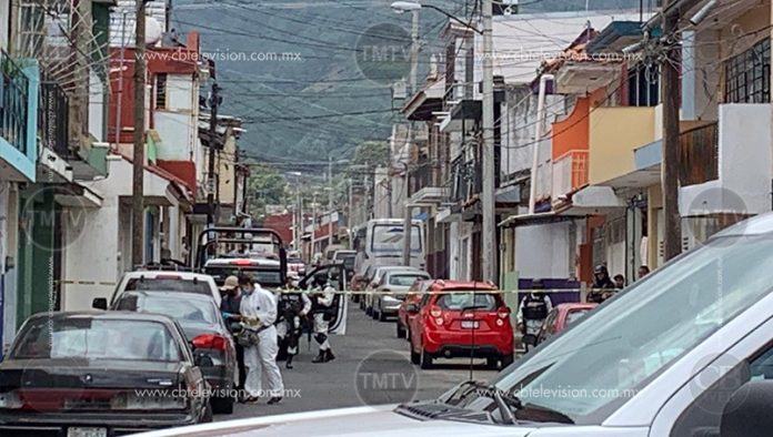 Balean una vivienda y un auto en Uruapan