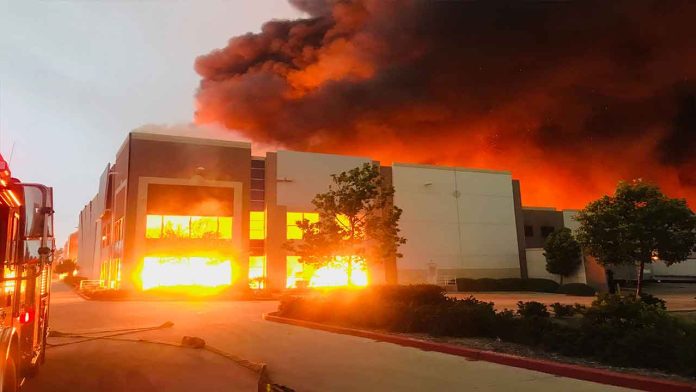 Se incendia almacén de Amazon en California