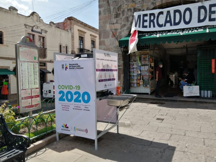 Colocan lavamanos publico fuera del Mercado de Dulces, nueva medida de prevención