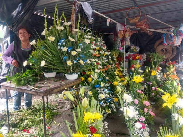 Cierre de Panteón Municipal genera enojo para Floristas