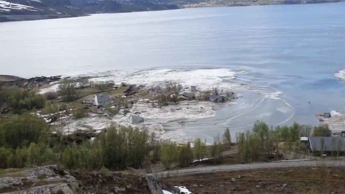 Video: Momento de deslizamiento de tierra en Noruega; mar se traga casas