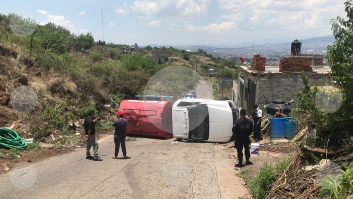 Vuelca pipa cargada con agua en una curva de la Lució Cabañas