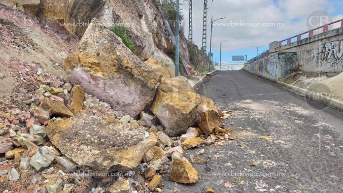 Lluvias provocan derrumbe sobre Av. Guadalupe Victoria