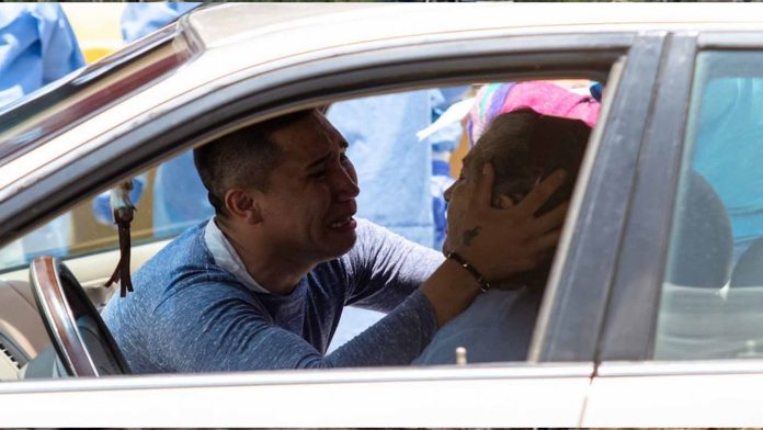 México: Hombre, entre lágrimas, intenta revivir a su abuelita en el estacionamiento de un hospital