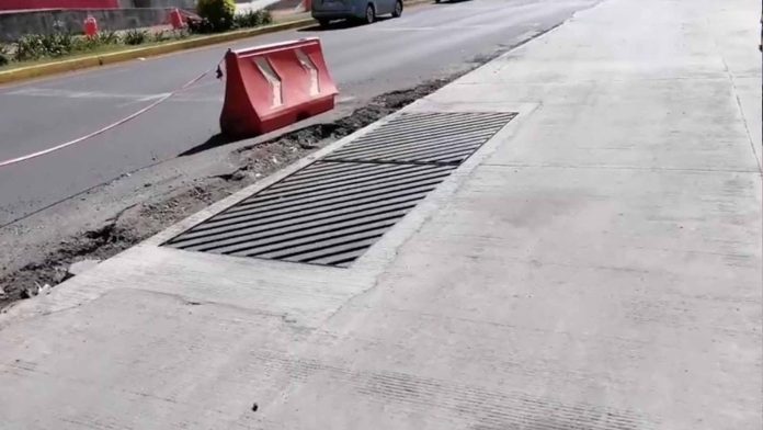 Alcantarilla ruidosa sobre lateral de avenida Madero Poniente