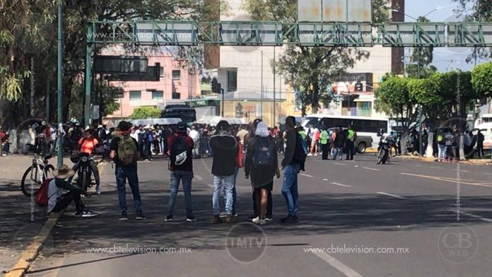 Estudiantes marchan en Morelia; protestan por la incursión de Marinos a la normal de Arteaga