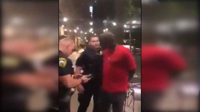 Video: Detienen a afroamericano durante protestas en EU; resultó ser un agente del FBI