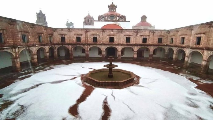 Granizada pinta de Blanco Morelia y deja inundaciones