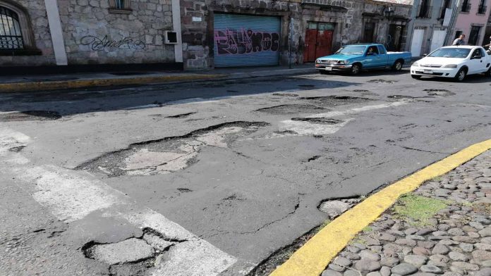 Se abren baches sobre Héroe de Nacozari por fuertes lluvias