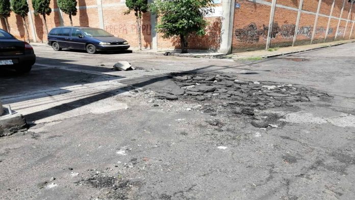 Se levanta carpeta asfáltica por lluvias en la Industrial