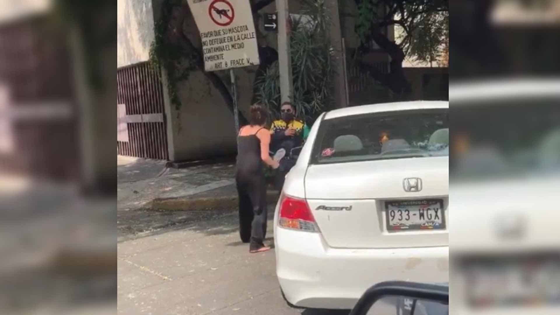 Video: Mujer amenaza a policía con su chancla Video: Mujer amenaza a policía con su chancla