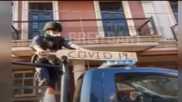 VIDEO: Presuntos elementos de la policía tablean a personas por no respetar la cuarentena en Michoacán