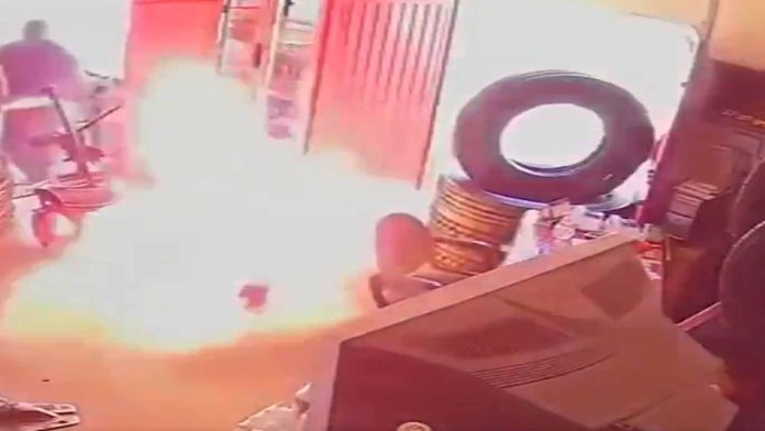 VIDEO: Queman a dueño de taller mecánico por negarse a pagar piso