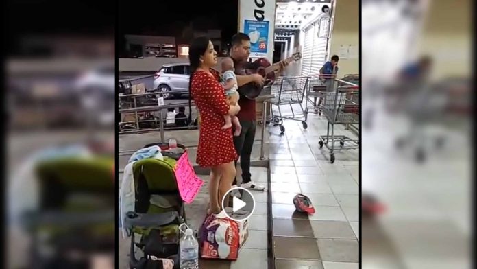 Video: Pareja se queda sin empleo por Covid-19; se ponen a cantar afuera de un súper para poder comprarle la leche a su bebé
