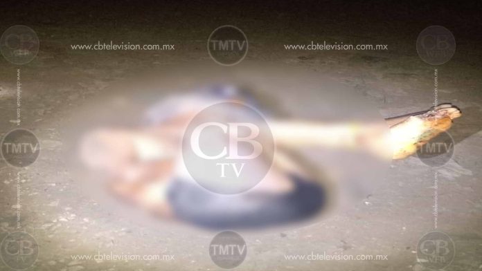 Michoacán: Semidesnudo, abandonan un ejecutado