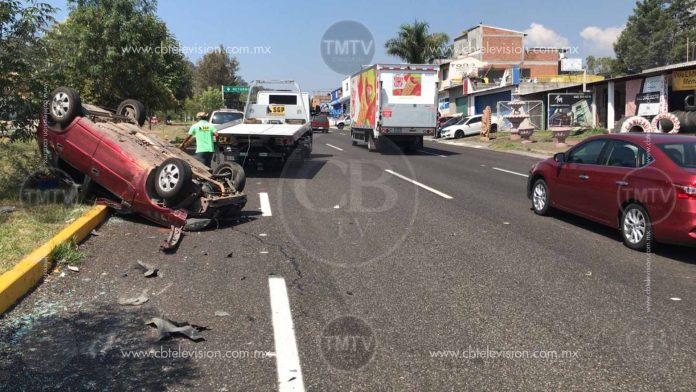 Un lesionado deja volcadura en el acceso sur a Morelia