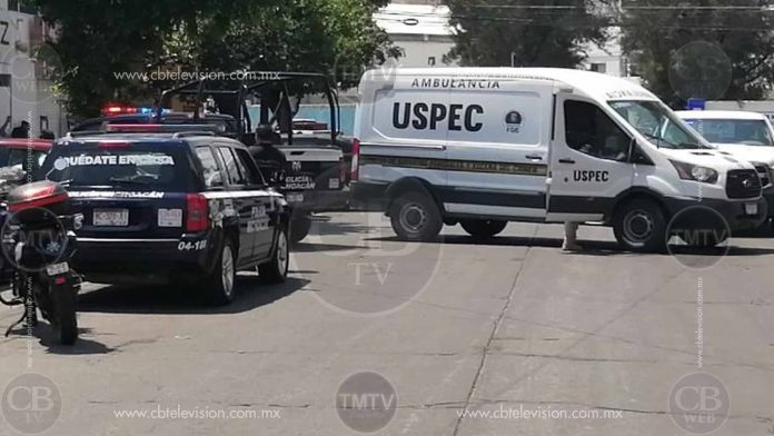 Lo asesinan a puñaladas en la sala de su casa