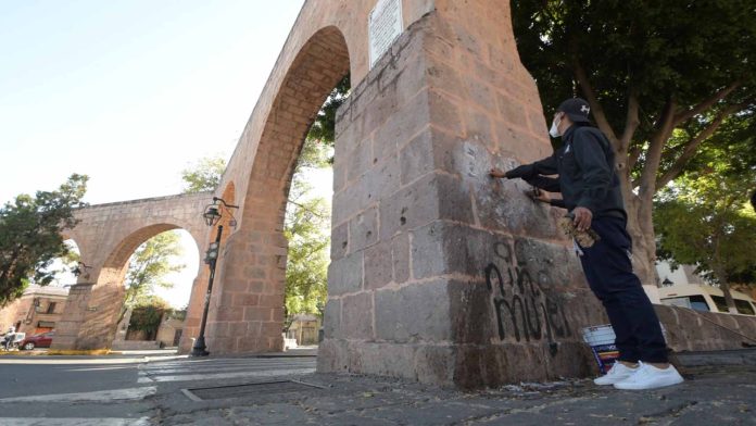 A casi 3 meses Municipio inicia la limpia de grafitis sobre Acueducto hechos por feministas