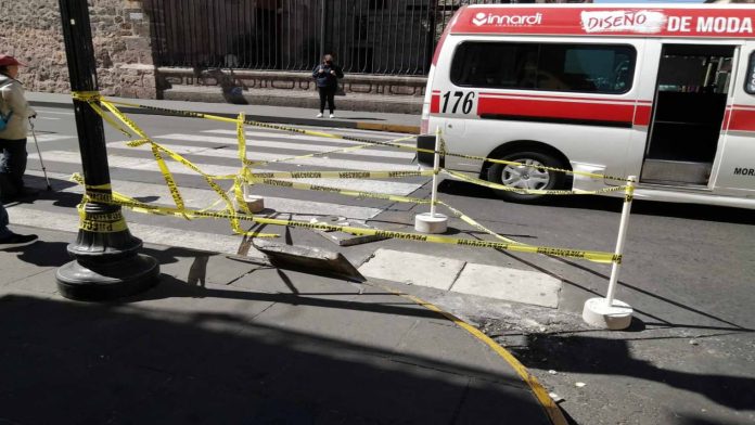 Reparan alcantarilla abierta sobre Madero
