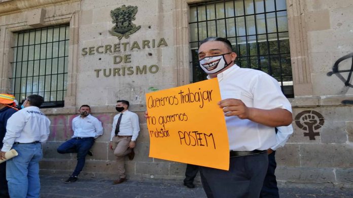 A falta de apoyo y trabajo, más de 200 operadores turísticos se manifiestan en la Secretaría de Turismo