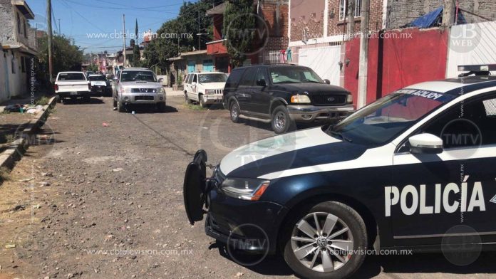 Abandonan camioneta baleada en la Wenceslao Victoria