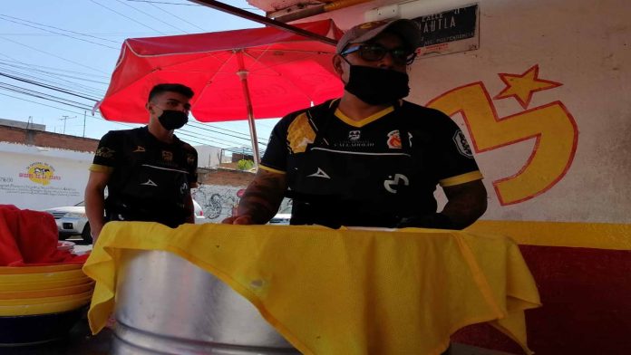 Aficionados al Morelia portan playera negra en señal de luto