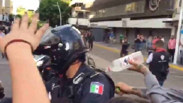 VIDEO (+18): Le prenden fuego a policía durante manifestación en Guadalajara