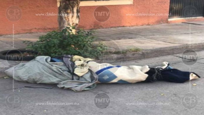 Michoacán: Tiran a una persona encobijada en la calle