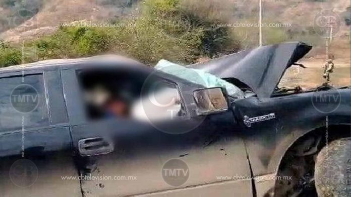 Video: Evaden retén militar y metros adelante chocan con un tráiler; hay dos muertos