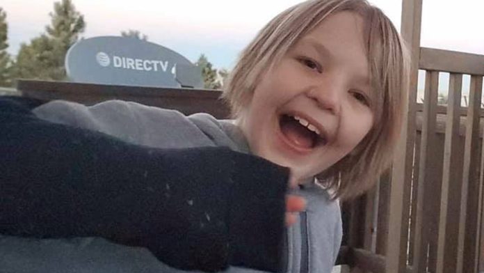 Pareja obliga a su hijo a tomar agua hasta matarlo