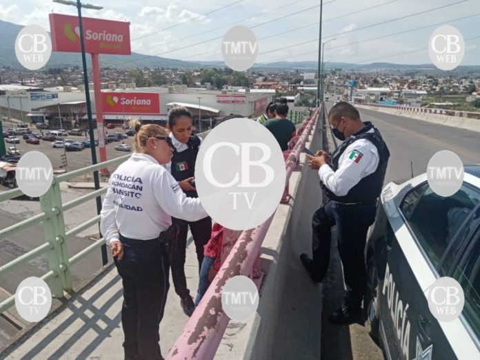 Un joven intentó lanzarse de un puente al libramiento de Morelia