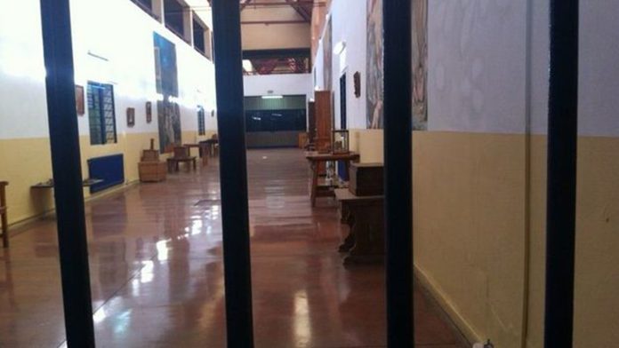 Reclusas son sorprendidas usando gel desinfectante para emborracharse