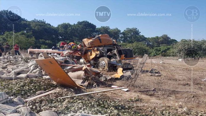 Dos heridos al volcar torton en la carretera Pamatacuaro-Los Reyes